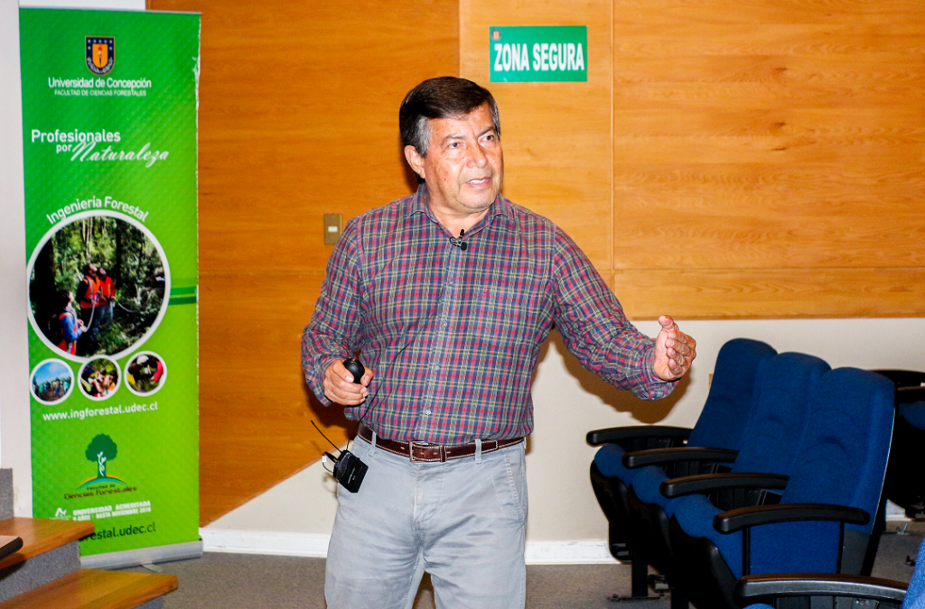 Dr. Eduardo Peña abordó causas, daño y prevención de siniestros en conversatorio de incendios forestales