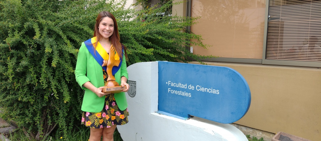 Macarena Rojas R. recibe reconocimiento por su rendimiento académico en el programa de Magíster en Cs. Forestales UdeC